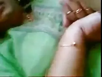 Hottie ફુલ વીડીયો સેકસી તેના વિશાળ boobs બતાવે છે