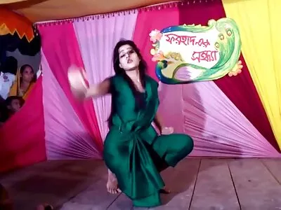 એક બેબ તેના કન્ટ દર્શાવે ફુલ સેકસી બીપી છે
